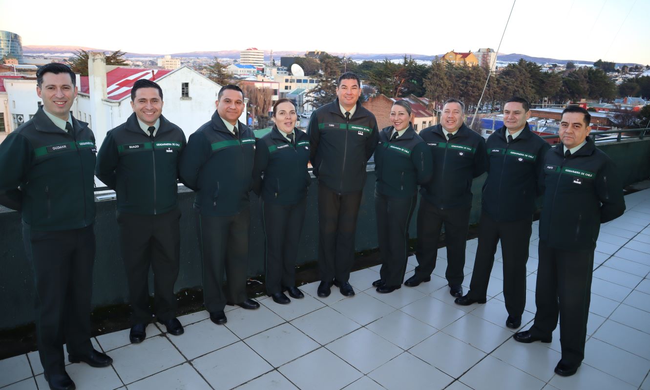 Suboficiales mayores de Gendarmería recibieron homenaje en Punta Arenas