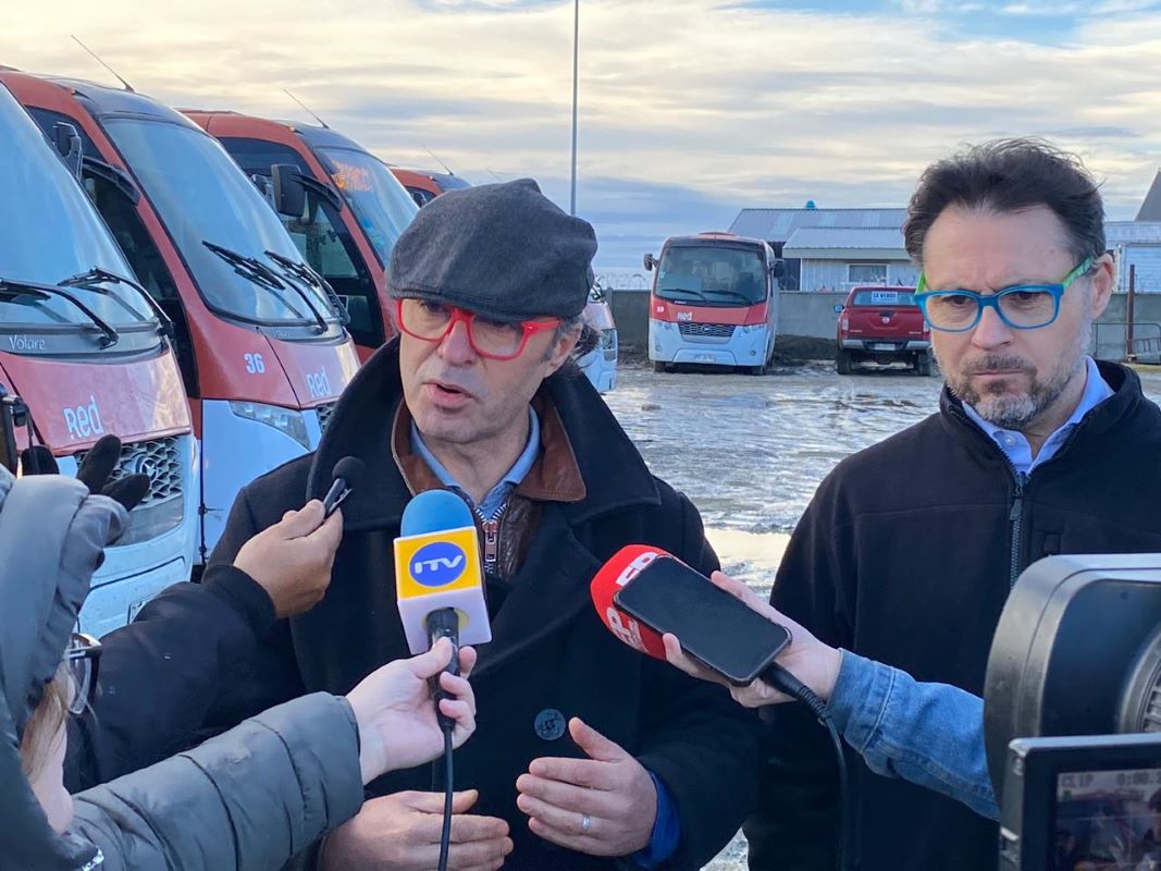 SEREMI de Transportes Rodrigo Hernández realiza inspección visual de flota de microbuses urbanos de Punta Arenas antes del comienzo del 2° semestre escolar