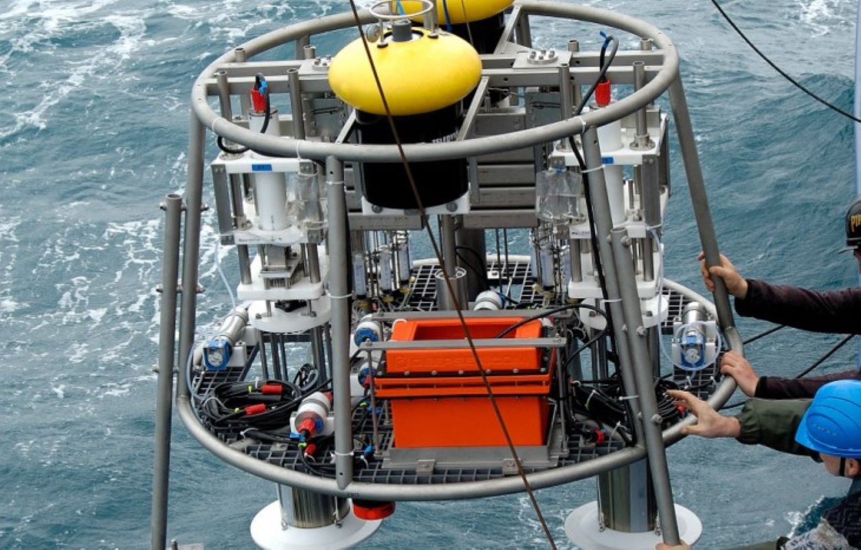Plataforma submarina Lander del INACH permitirá el monitoreo ambiental en tiempo real en la península Antártica