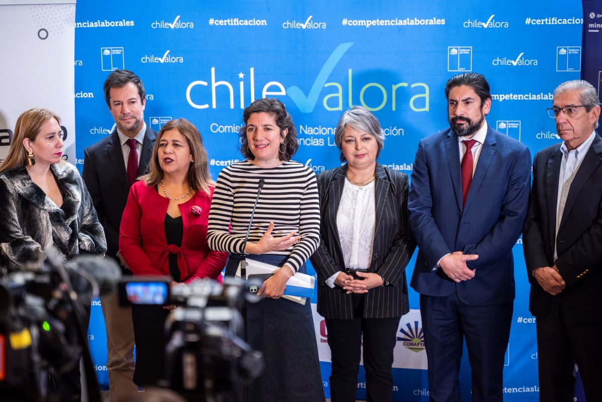 Más trabajadores en Inteligencia Artificial: MinCiencia y ChileValora avanzan en la certificación de 5 perfiles para el mercado digital