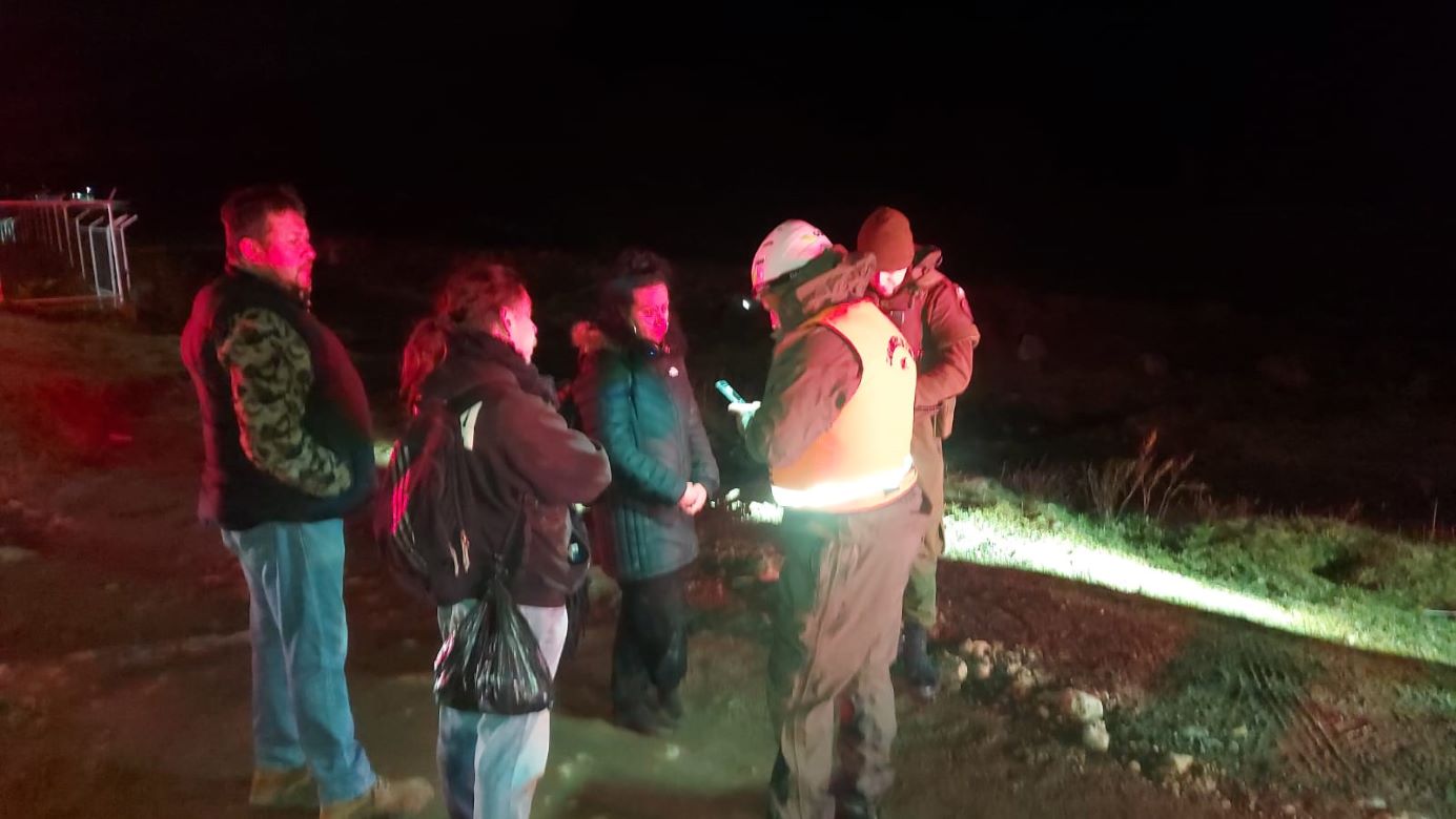 Carabineros rescata a dos personas extraviadas en sector “Bocatoma” de Punta Arenas | Habrían perdido la orientación en el interior de una zona boscosa