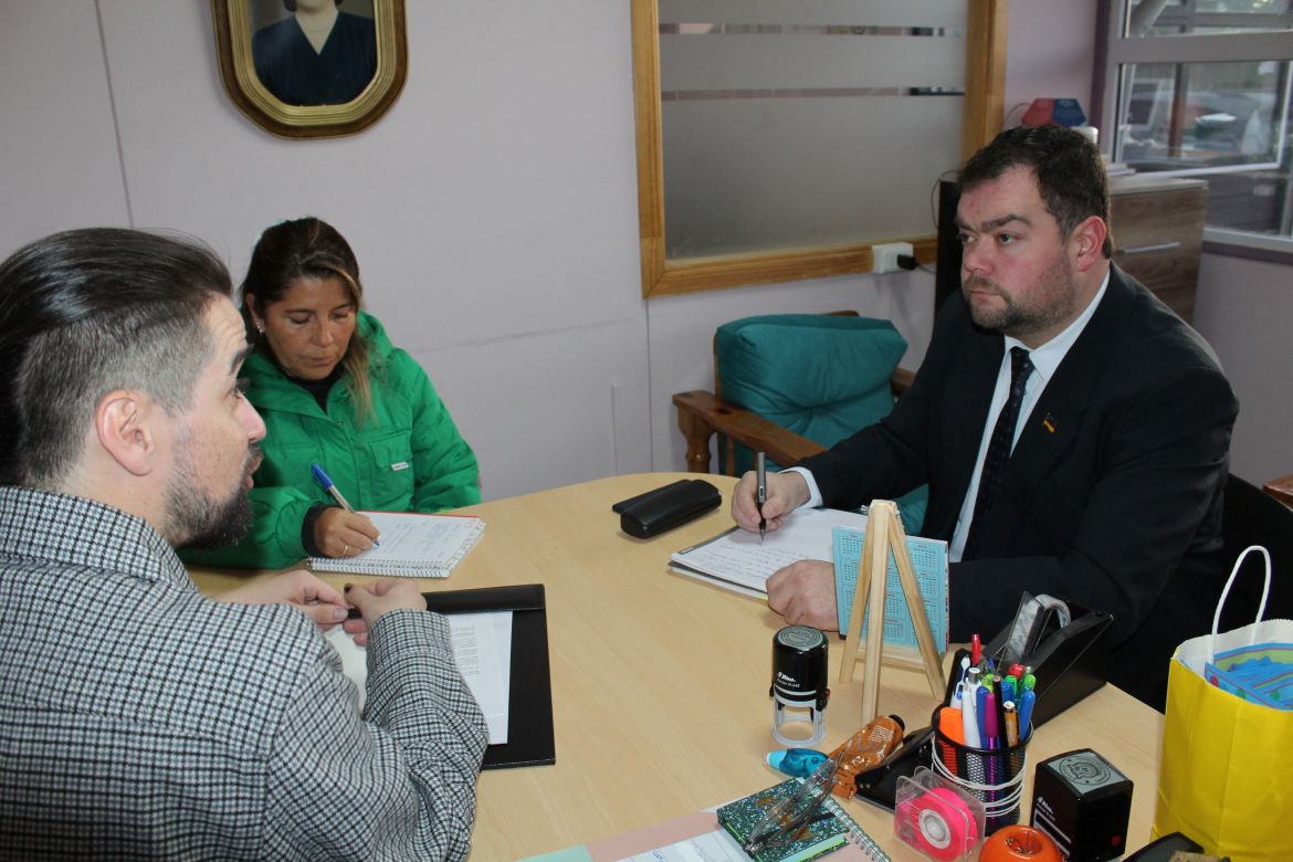 Delegado de Ultima Esperanza Guillermo Ruiz se reúne con el Director de la Escuela Baudilia Avendaño de Puerto Natales