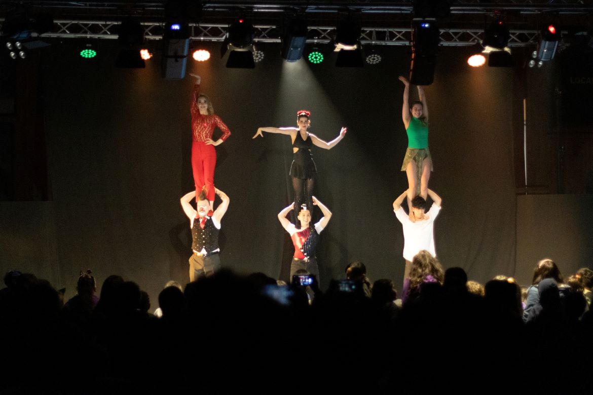 Circo de Invierno en Puerto Natales deleitó al público con la magia del arte circense regional