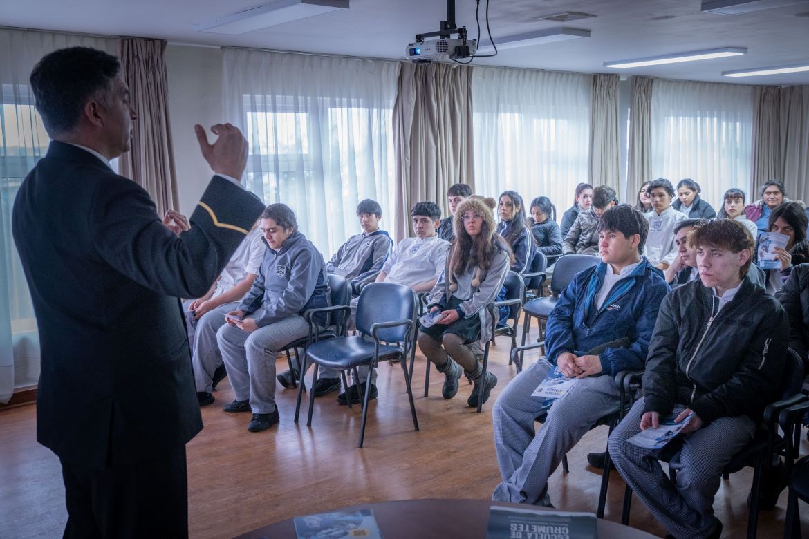 Estudiantes del Liceo María Behety visitan la Base Naval Punta Arenas y descubren oportunidades profesionales