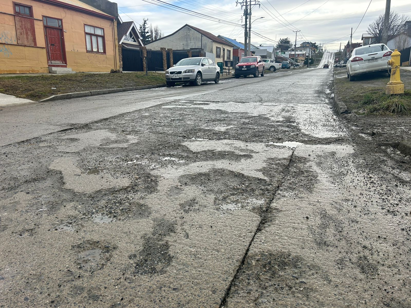 Vecinos y automovilistas de Punta Arenas expresan descontento por el deplorable estado de las calles