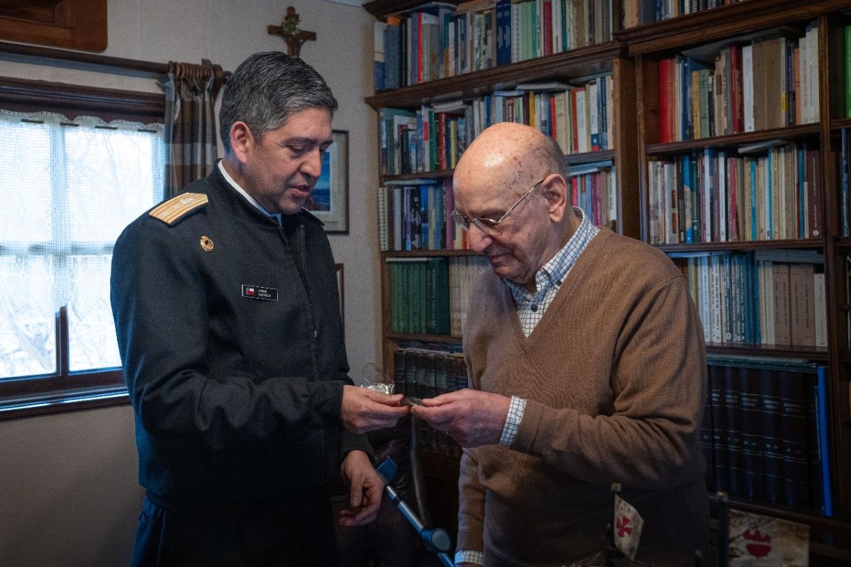 Comandante en Jefe de la III Zona Naval visitó al historiador Mateo Martinic