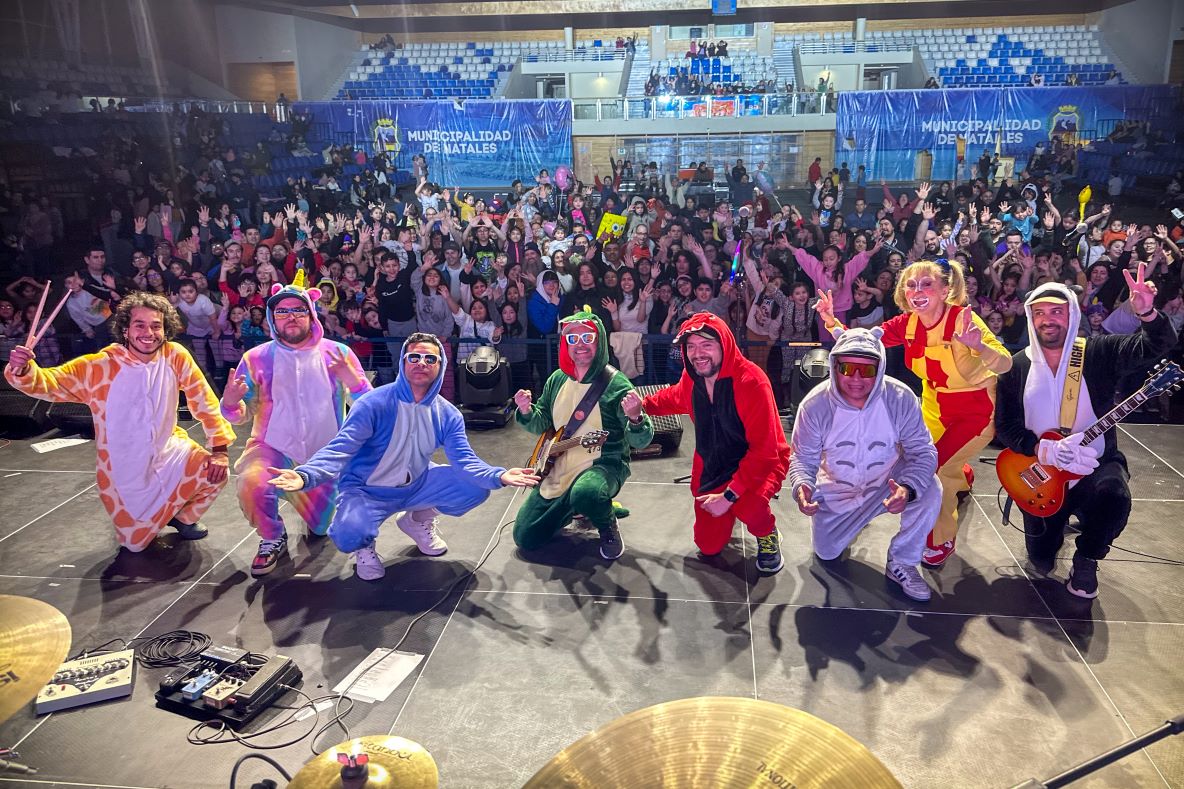 Familias corearon los clásicos infantiles con el show musical de Sinergia Kids y Tía Pucherito en Puerto Natales