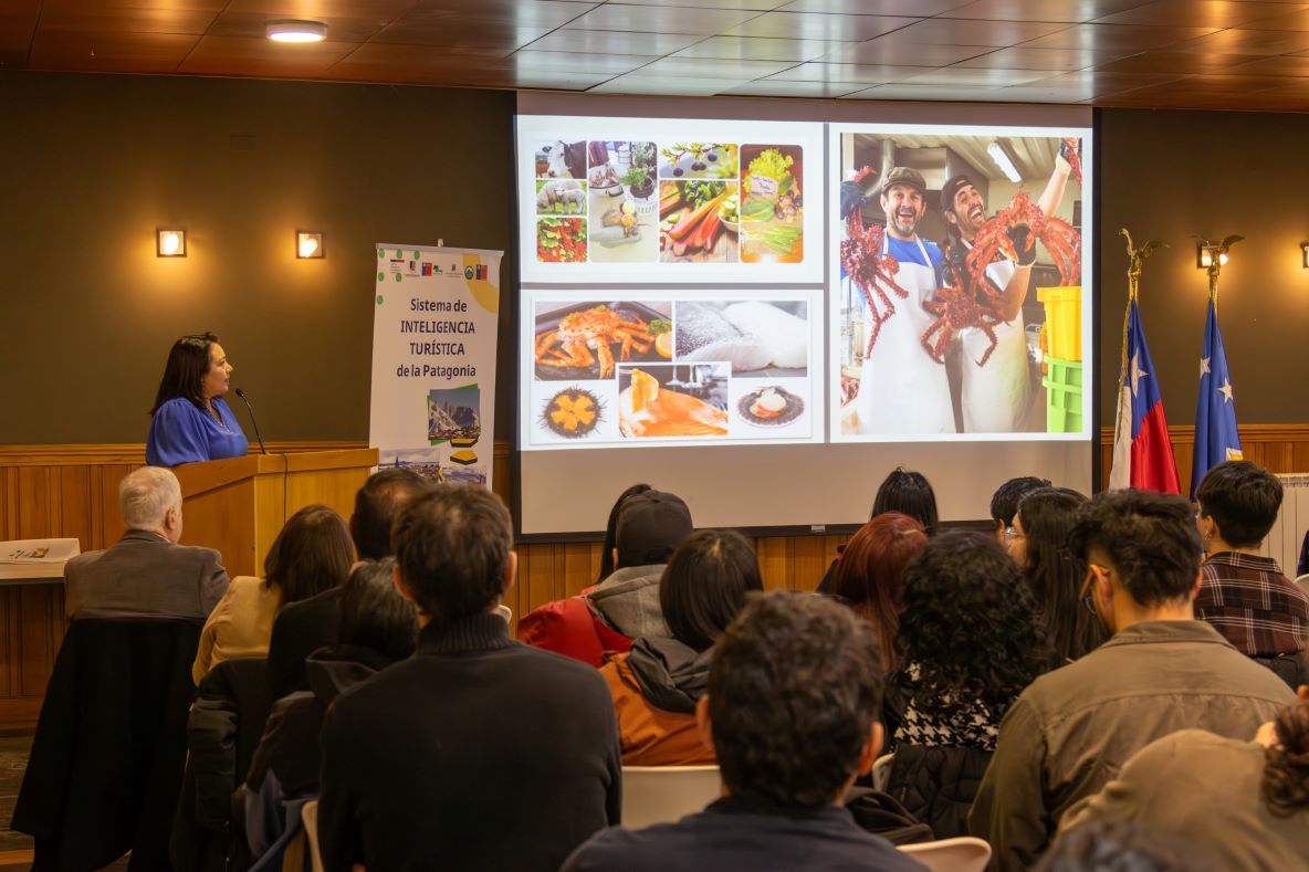 Seminario de Turismo en Puerto Natales abordó exposiciones sobre innovación y cooperación turística en la Patagonia