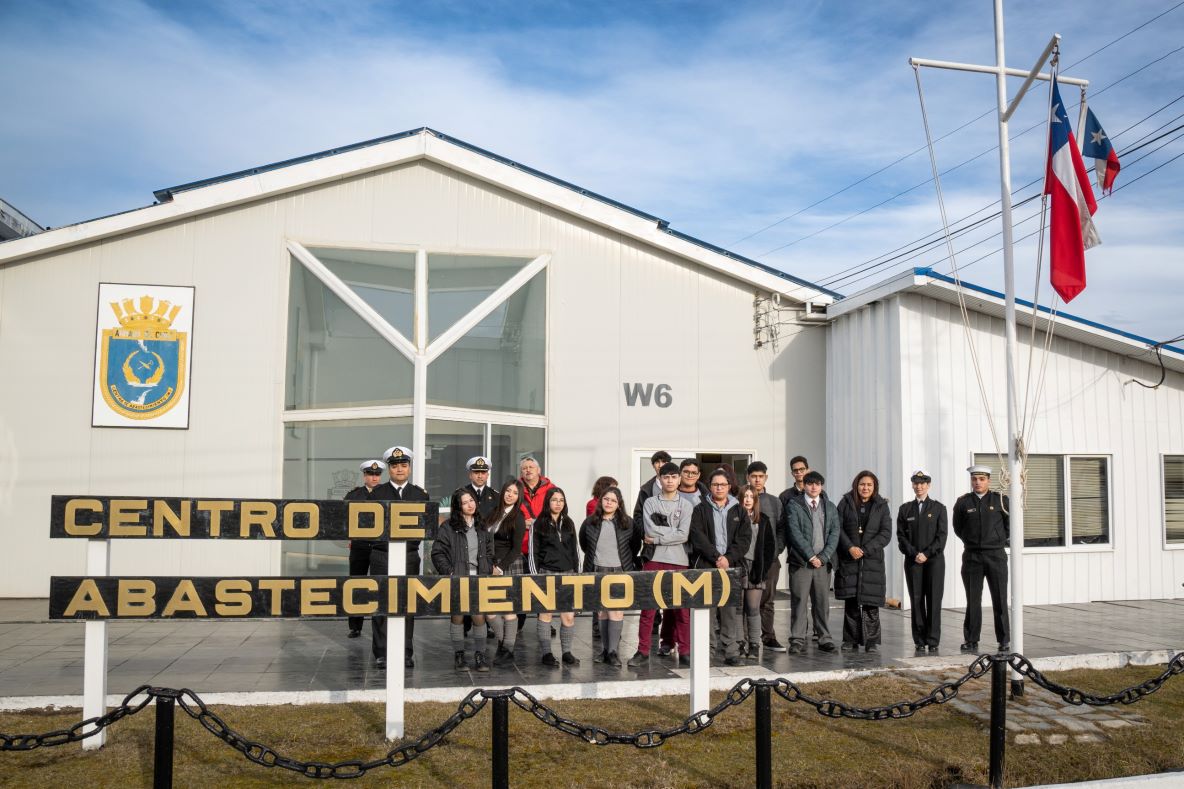 Alumnos del Liceo Politécnico Silva Henríquez conocieron procesos logísticos en la Base Naval Punta Arenas de la Armada