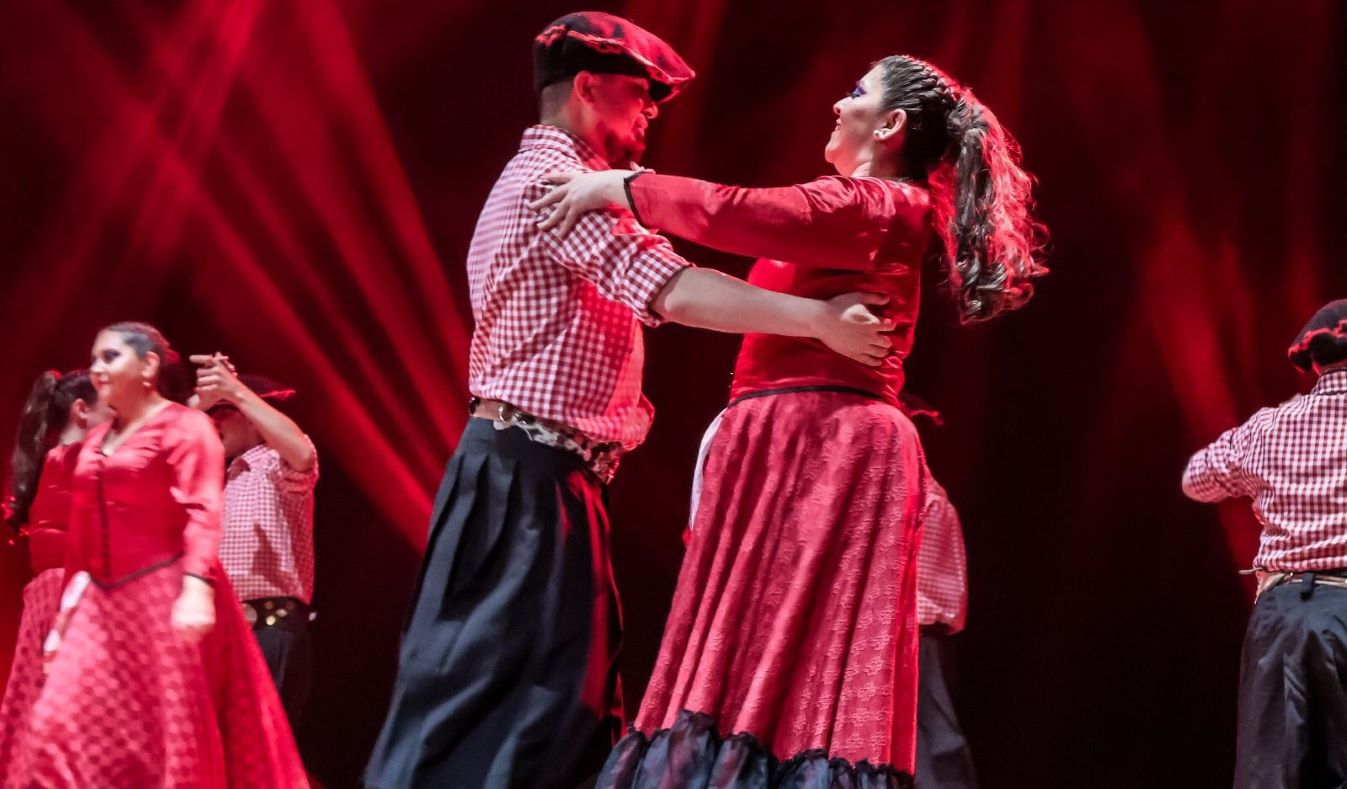 Elenco de la Compañía folklórica Brisa Austral emprende nueva gira nacional