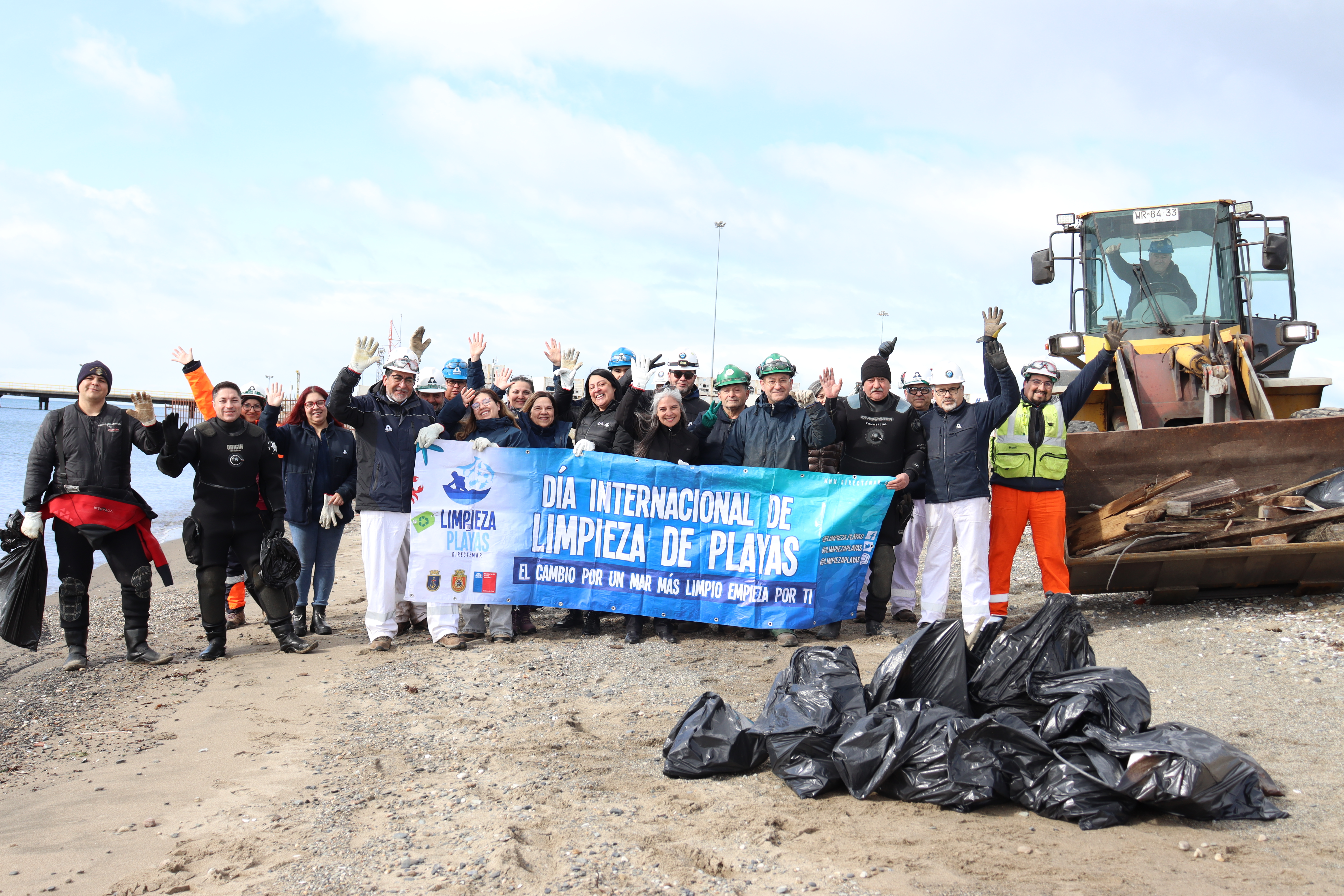 Trabajadores de la planta ASMAR Magallanes participaron en la Jornada Internacional de Limpieza de Playas en Punta Arenas