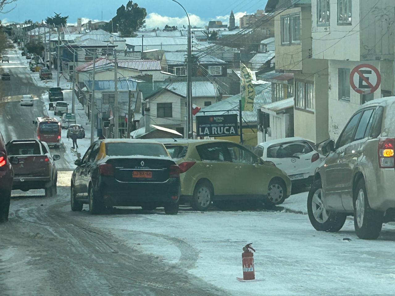 Colisión producto de la escarcha en el sector sur de Punta Arenas colapsó el tráfico