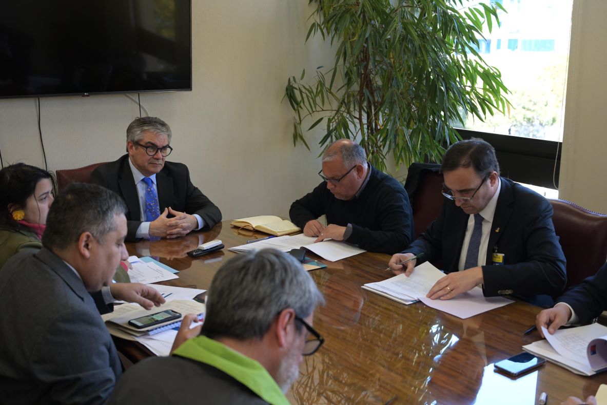 Ministro de Hacienda Mario Marcel se reunió con Gobernador Flies