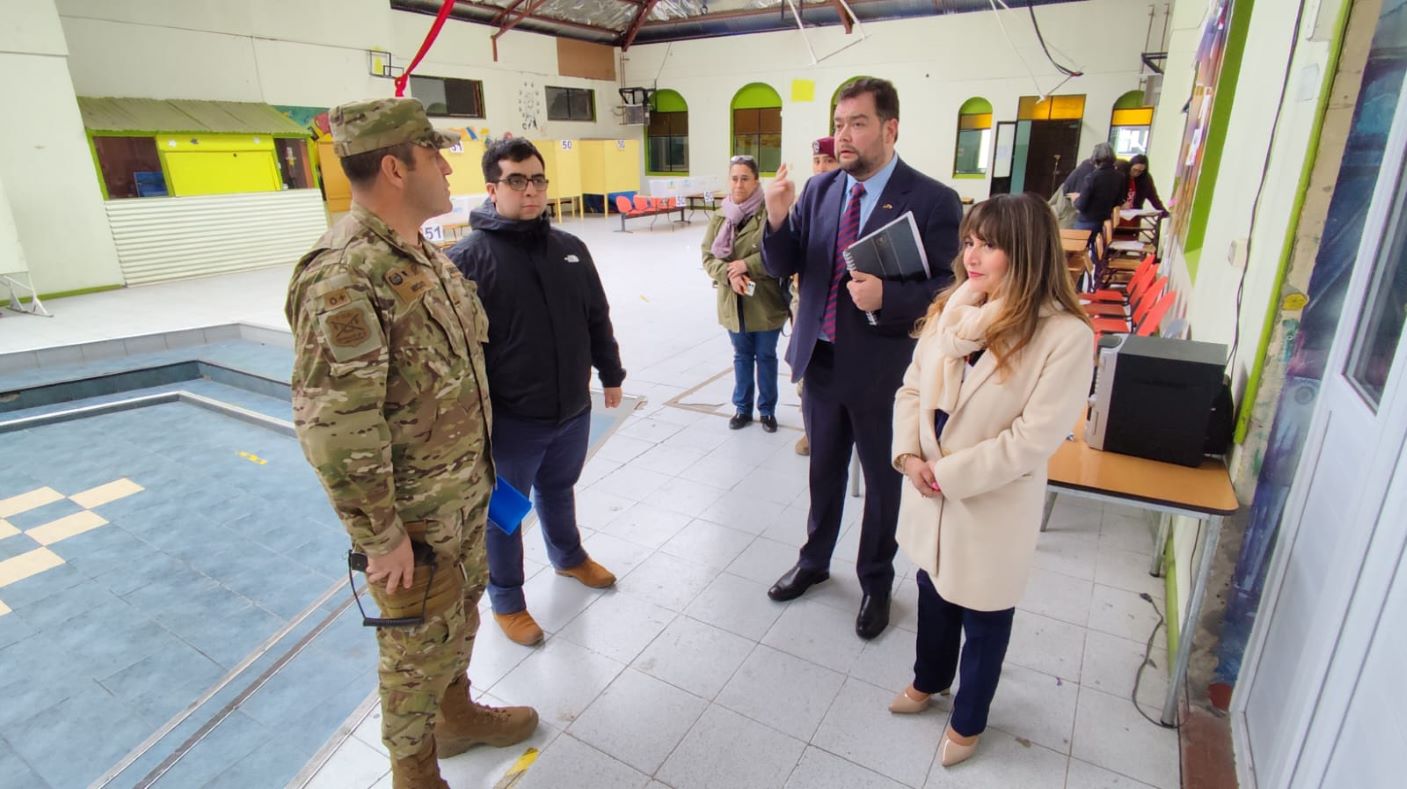 Delegado Presidencial de Ultima Esperanza Guillermo Ruiz inspeccionó locales de votación en Puerto Natales