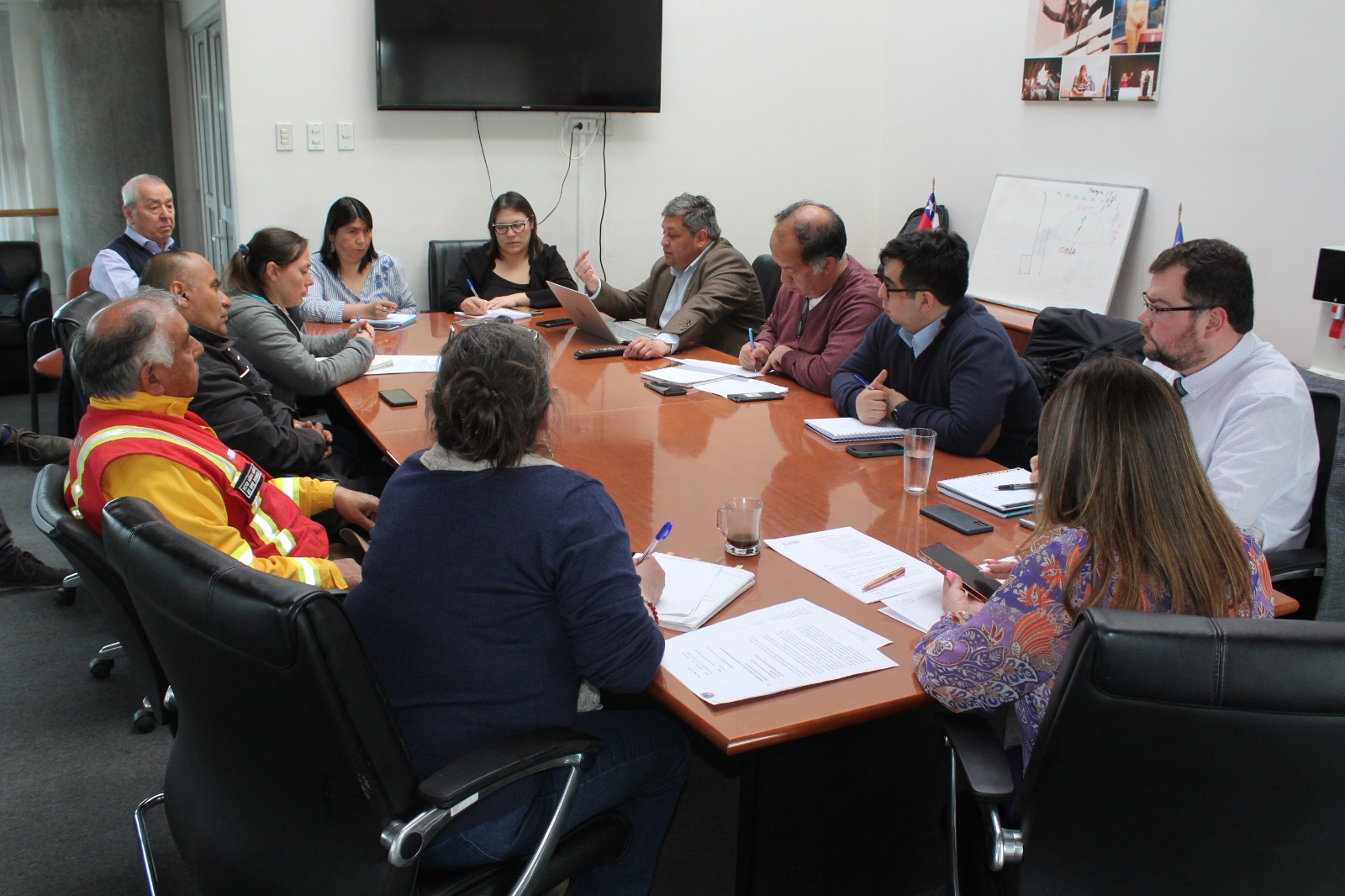 Reunión de emergencia en la Delegación Presidencial de Ultima Esperanza por incendio en vertedero municipal de Puerto Natales