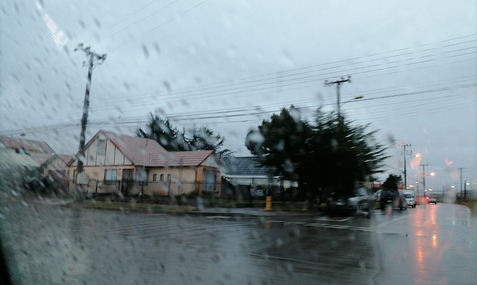 Chubascos de lluvia y vientos hasta 100 kmh se pronostican hoy en Magallanes