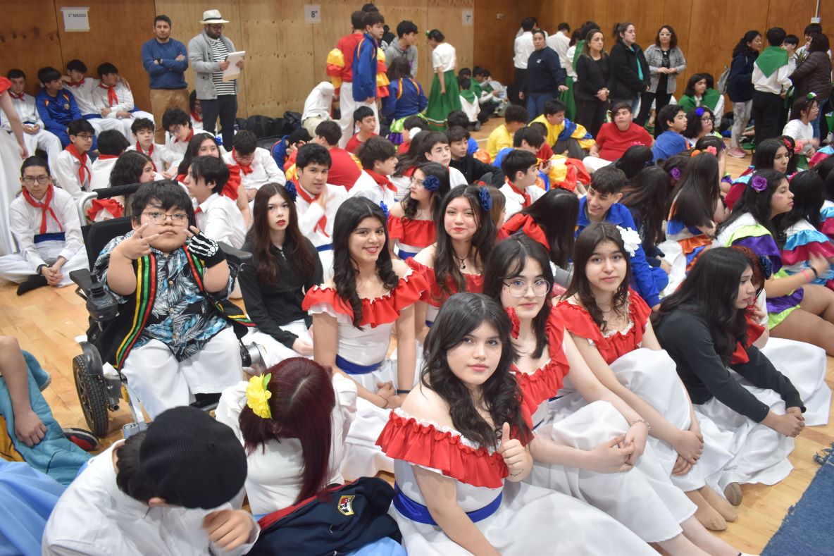 Colegio Pierre Fauré de Punta Arenas presentó Muestra Folklórica latinoamericana