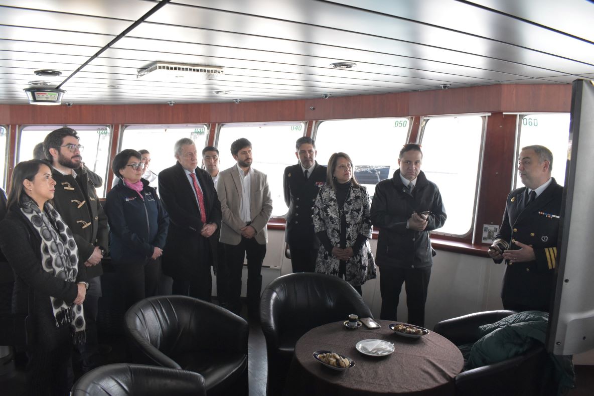 Visita del Ministro de Relaciones Exteriores Alberto van Klaveren a Magallanes reafirma el compromiso con Bahía Fildes y la Antártica