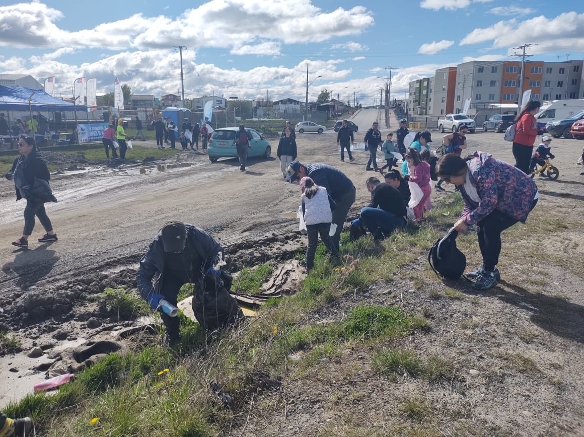 Mas de 100 personas participaron en recolección de basuras en playas de Puerto Natales