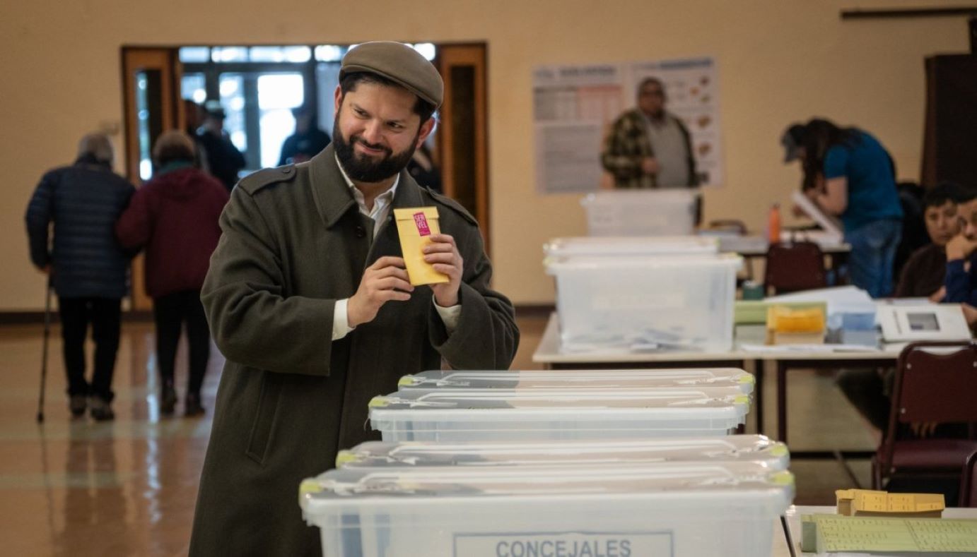 Presidente Gabriel Boric vota en Punta Arenas y llama a participar en proceso electoral