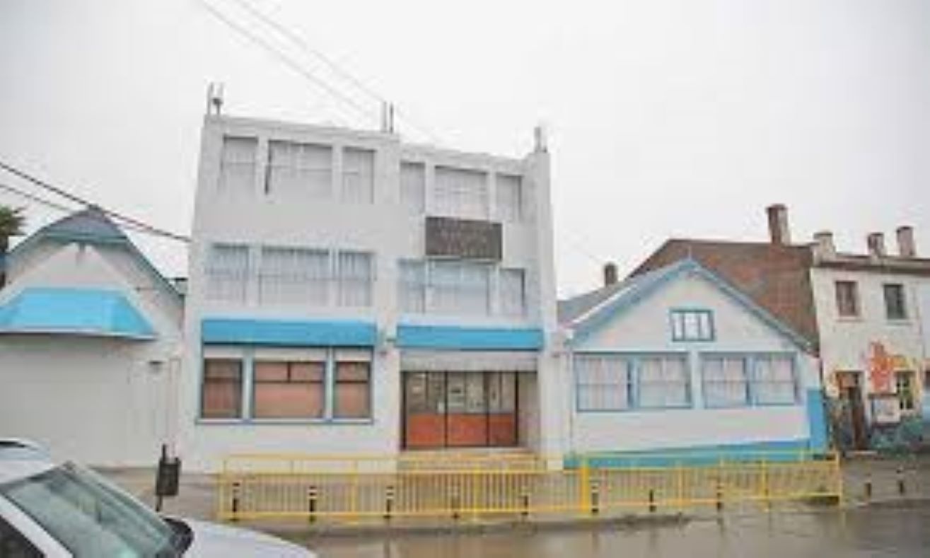 Docentes y Asistentes de la Educación del Colegio Miguel de Cervantes de Punta Arenas votaron la huelga