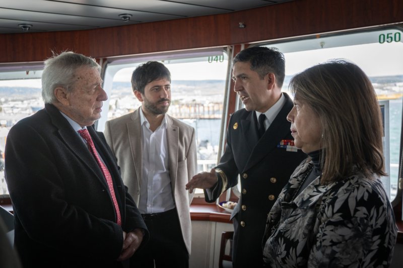 Ministro de Relaciones Exteriores Alberto Van Klaveren visitó el Atf 60 “Lientur” y ASMAR Magallanes