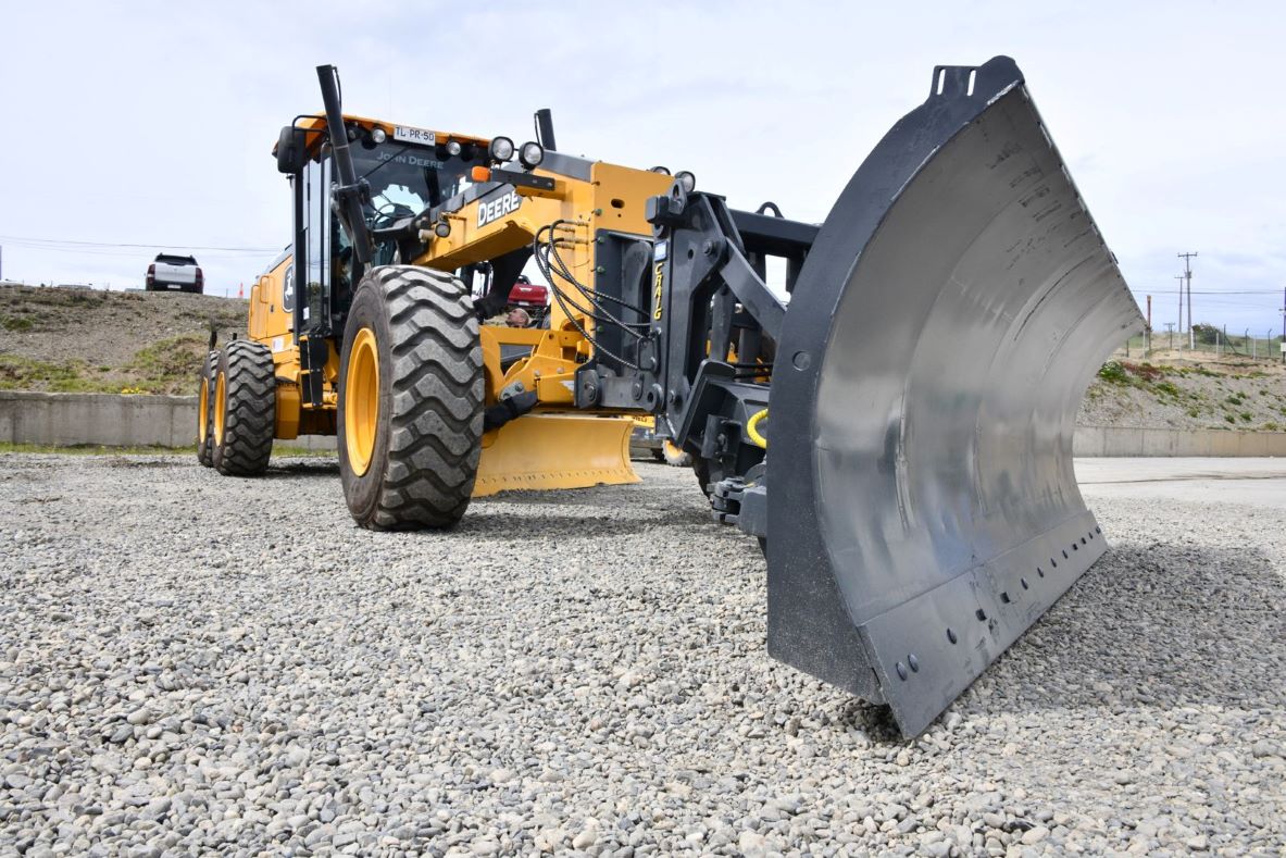 Municipalidad de Punta Arenas incorporó nueva motoniveladora a su equipamiento logístico