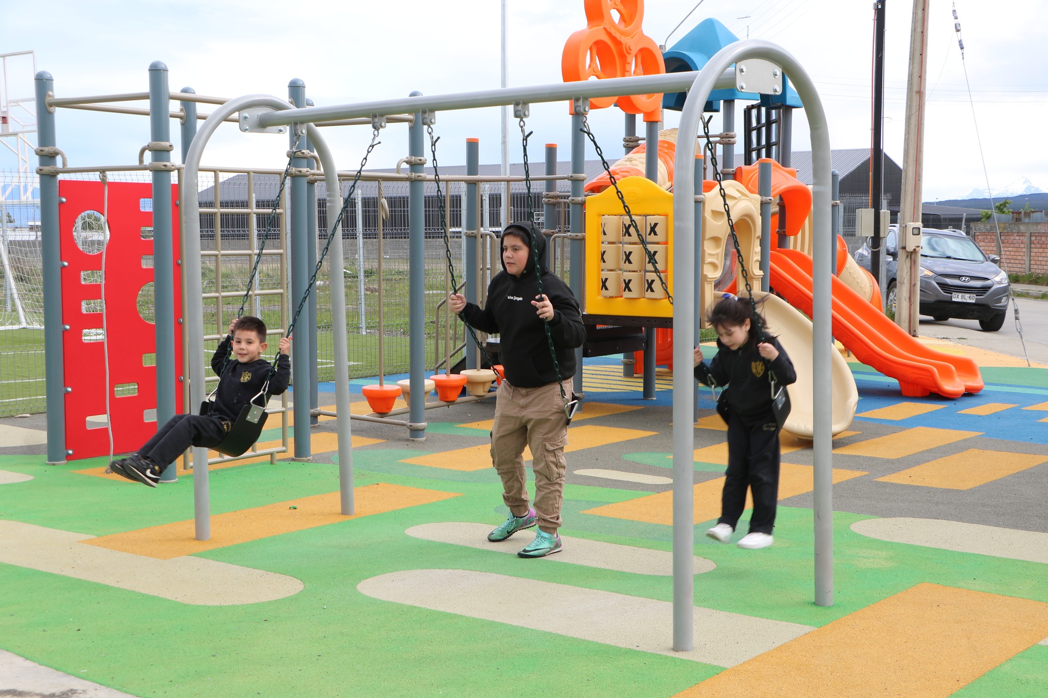 Población Villa Costanera de Puerto Natales ya cuenta con mejorada plaza de juegos y cancha multiuso