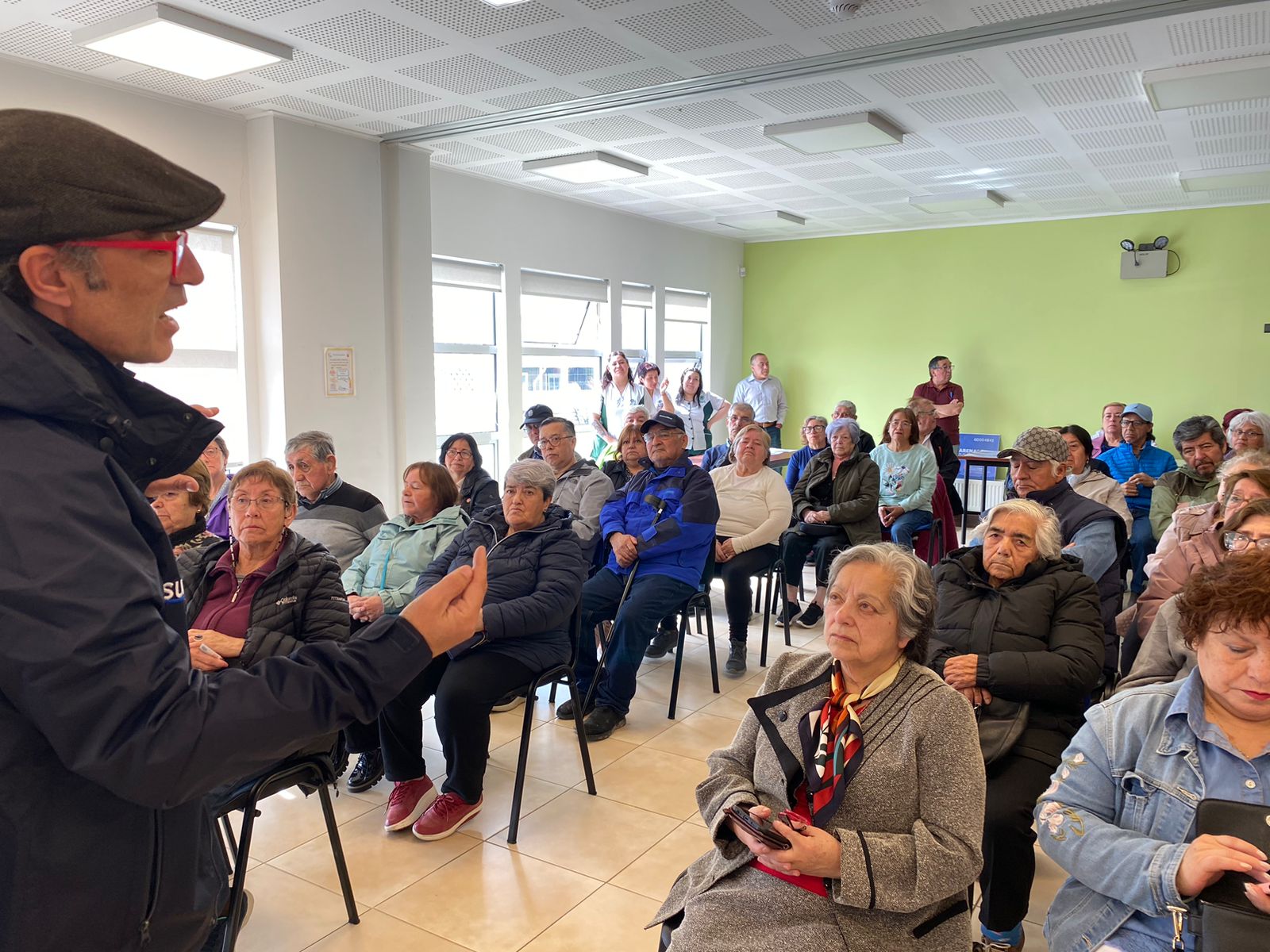 Servicio Nacional del Adulto Mayor y SEREMI de Transportes y Telecomunicaciones entregan tarjetas de pago del transporte mayor a personas mayores de Punta Arenas