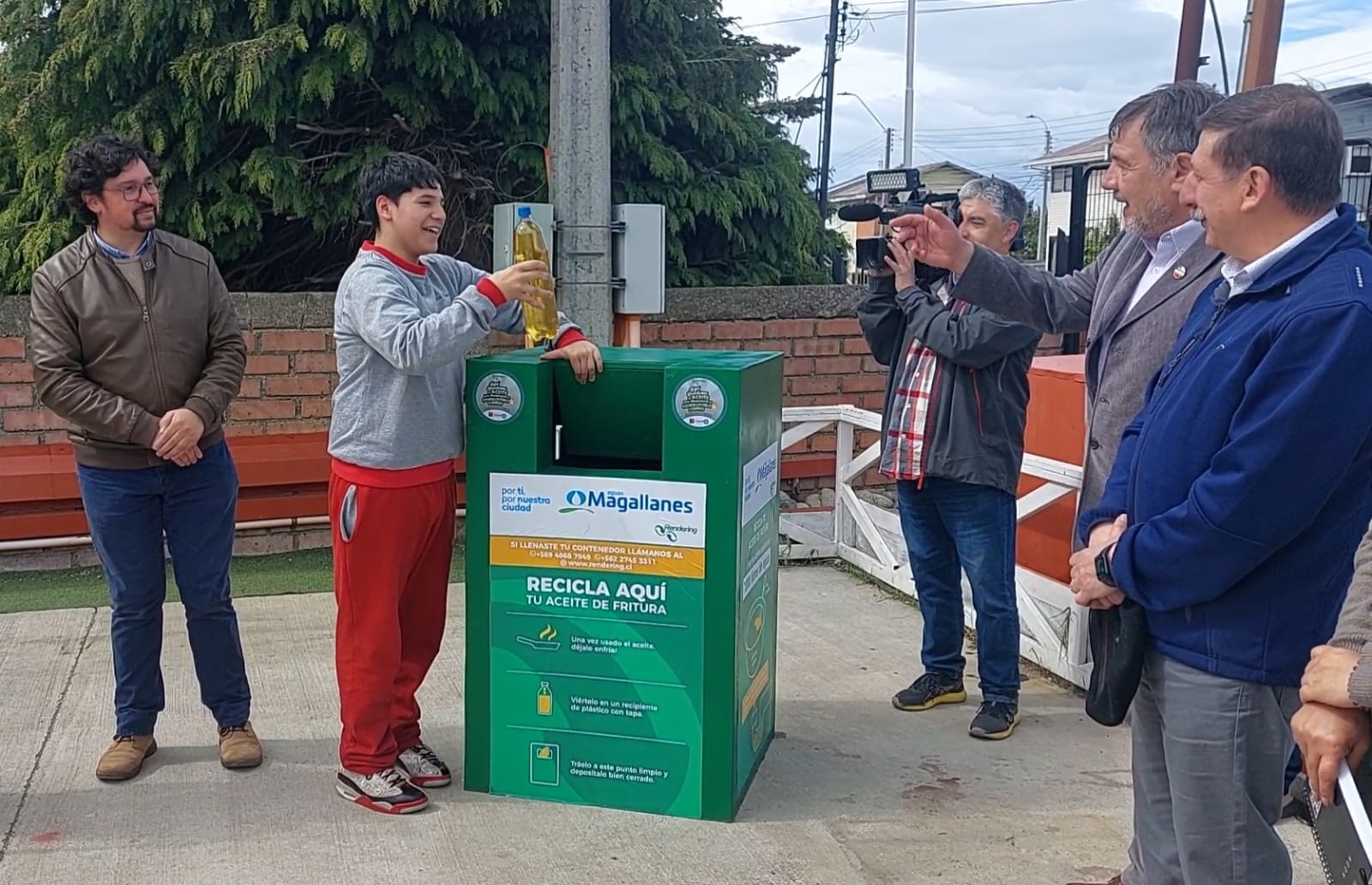 Aguas Magallanes y Colegio Charles Darwin inauguran punto de reciclaje de aceite doméstico en Punta Arenas