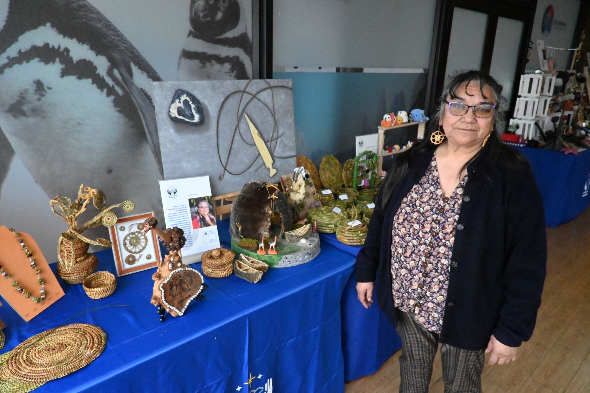 Exponentes de la disciplina exhiben y comercializan sus creaciones en el Terminal de Pasajeros de la EPAUSTRAL. 