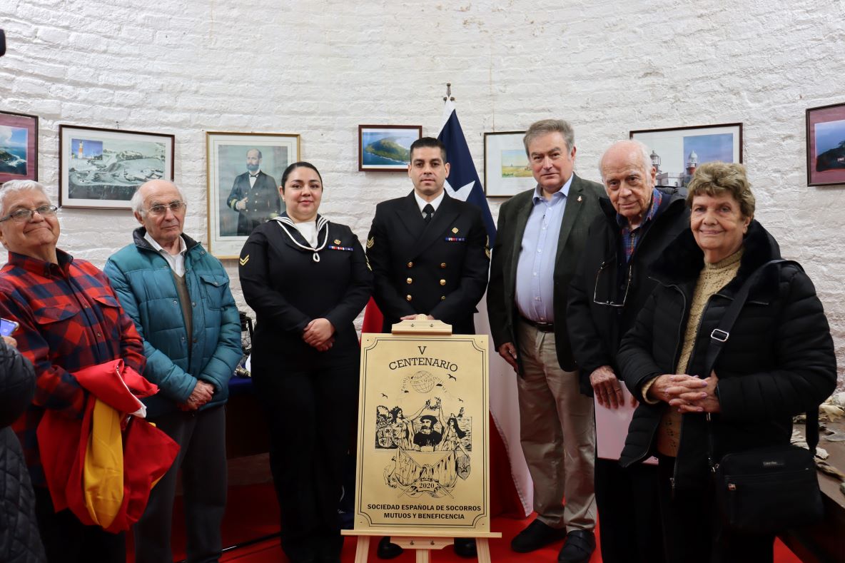 Placa conmemorativa del V° Centenario del descubrimiento del estrecho de Magallanes fue entregada en Faro Punta Dungeness