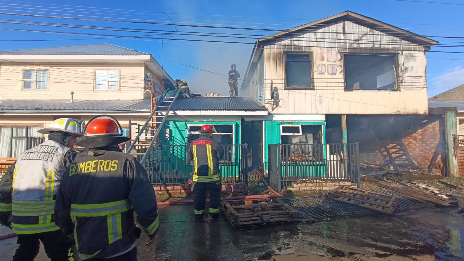 Bomberos contienen incendio en Villa Selk’nam y evitan propagación a viviendas colindantes