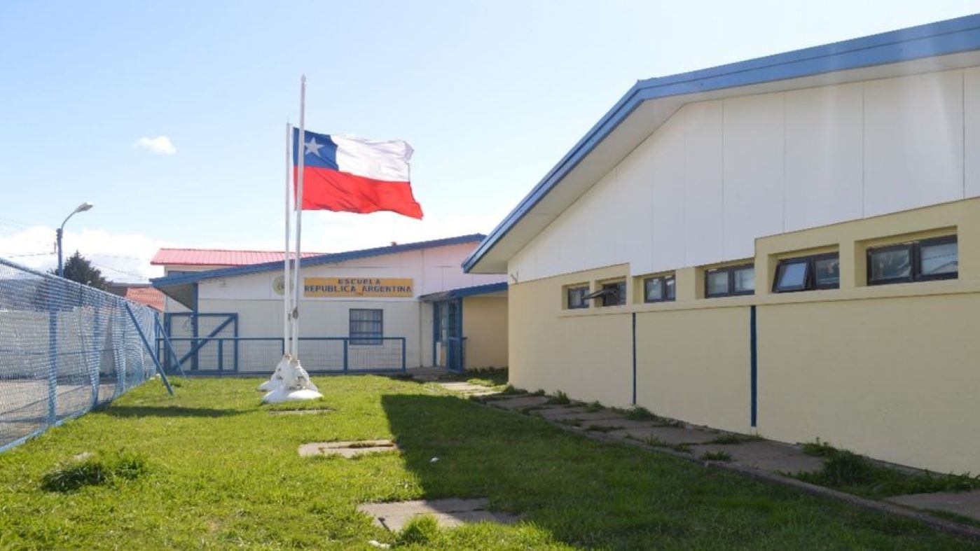 Una mujer detenida en Escuela Argentina de Punta Arenas por agredir a una alumna