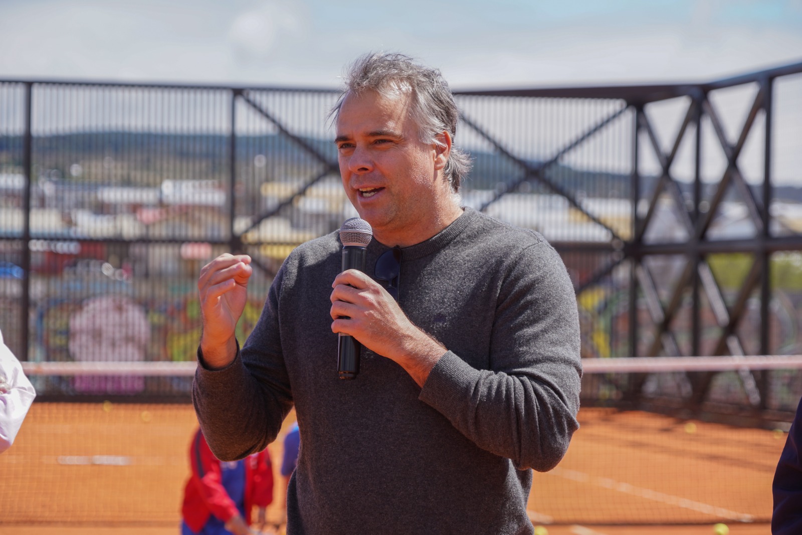Fernando González inauguró la primera cancha municipal de arcilla y dictó charla motivacional