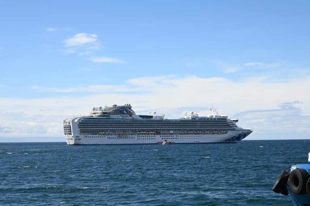 Saphire Princess uno de los cruceros más grandes de la tempoara arriba al terminal Arturo Prat de la EPAUSTRAL en Punta Arenas