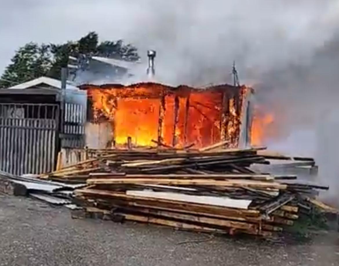 Incendio en toma Las Etnias deja una persona herida y termina con una mujer detenida por agresión y presunto incendio intencional