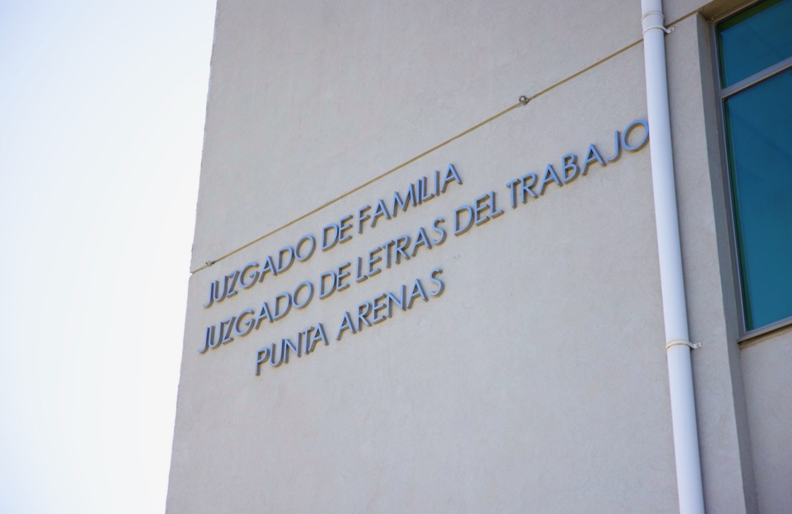 Juzgado Laboral de Punta Arenas ordena a empresa de servicios indemnizar a padres de operario fallecido en accidente del trabajo