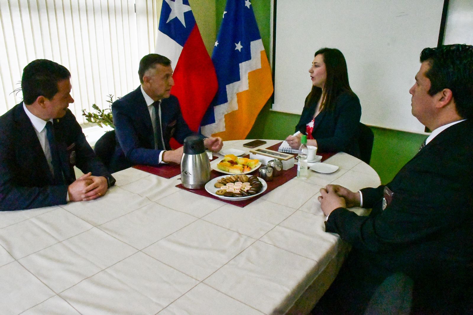 Puerto Williams: Delegada Calisto aborda avances y desafíos de seguridad pública con jefe regional de PDI