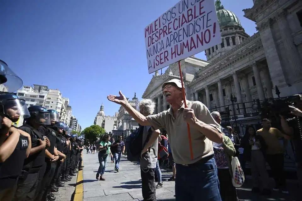 Miles de jubilados protestaron contra los planes del PAMI de recortar los programas de reintegro de medicamentos