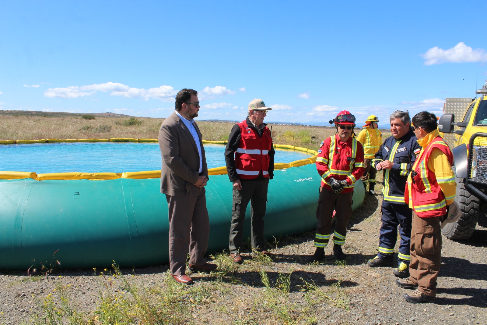 Delegado Presidencial de Ultima Esperanza participa en llenado de piscinas para el combate de incendios forestales