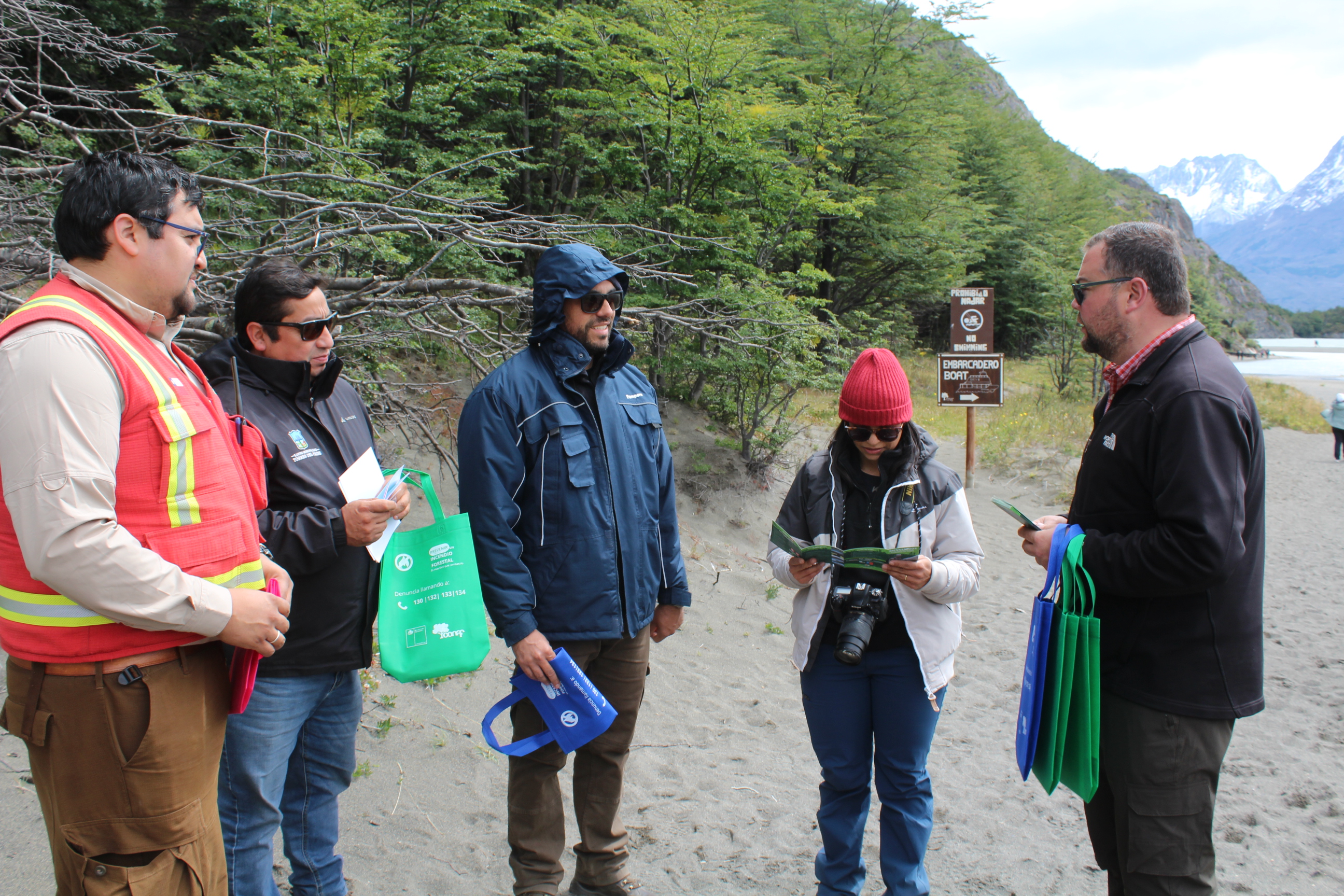 Delegación Provincial de Ultima Esperanza y CONAF refuerzan campaña de prevención de incendios forestales en el Parque Nacional Torres del Paine
