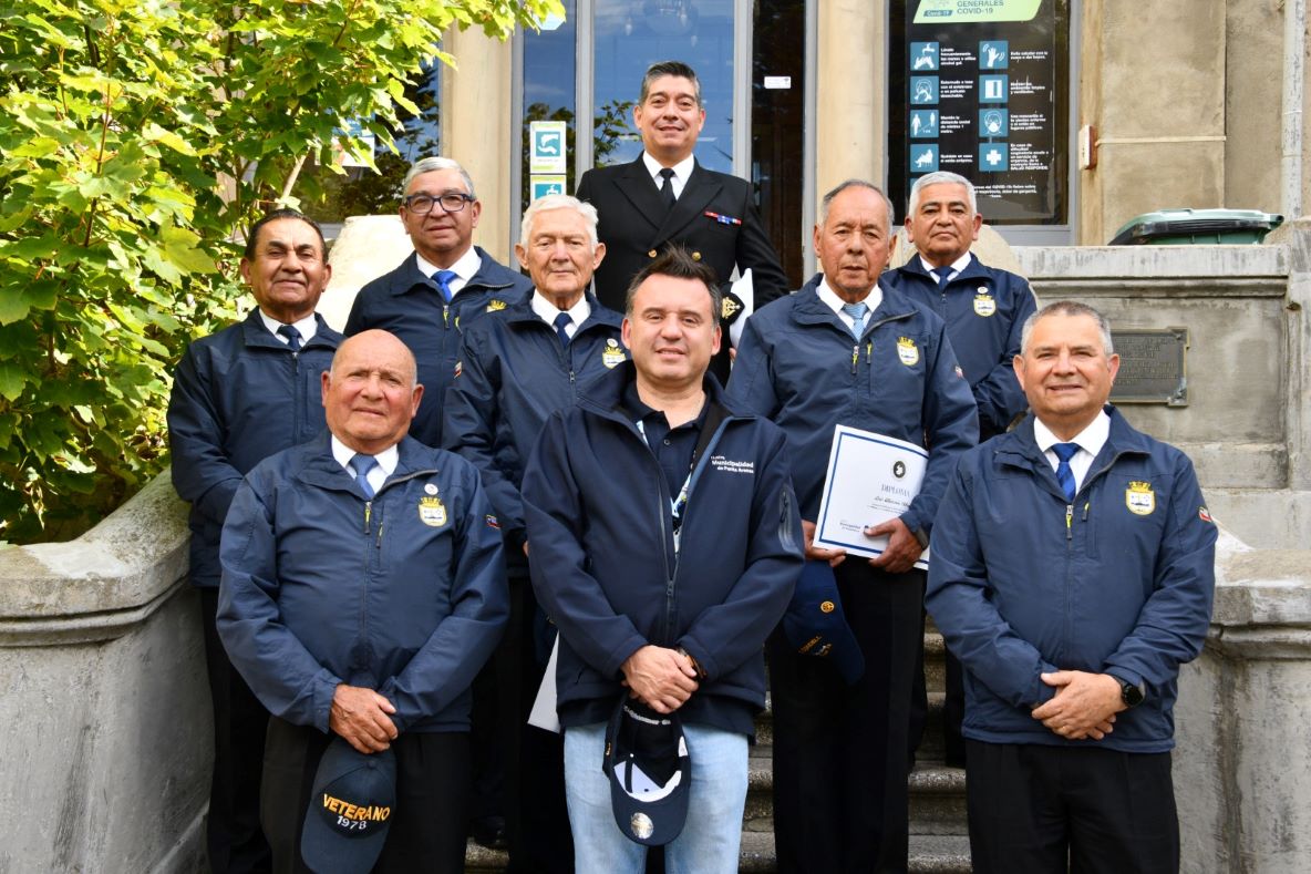 Municipio de Punta Arenas entrega diploma de reconocimiento a veteranos de 1978 de la Fragata Condell