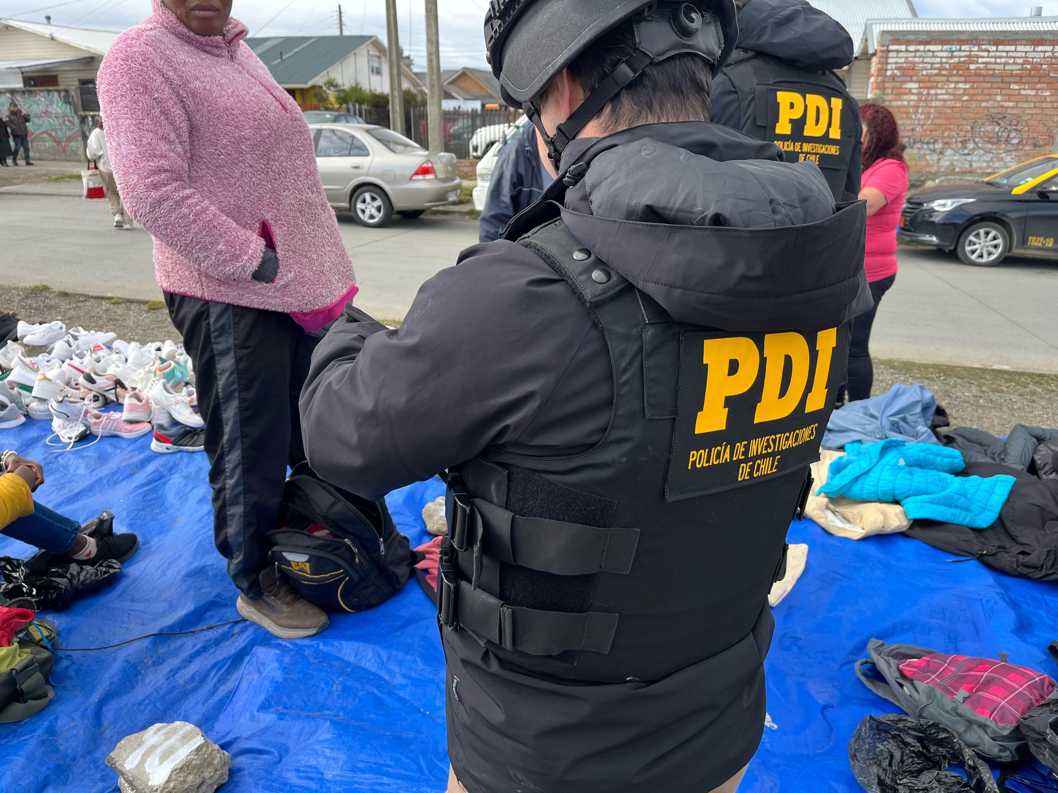 PDI Punta Arenas realizó fiscalización de extranjeros en feria de la villa Alfredo Lorca