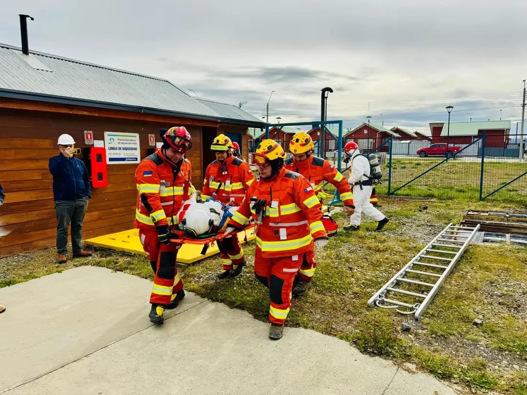 Aguas Magallanes realiza ejercicio de emergencia en Porvenir: simulan accidente de trabajador para poner a prueba los sistemas de reacción
