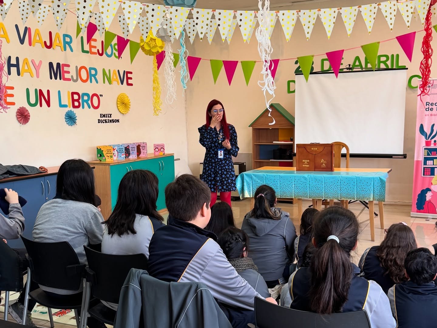 Alumnos del Colegio Punta Arenas visitan Biblioteca Hornillas en el Mes del Libro