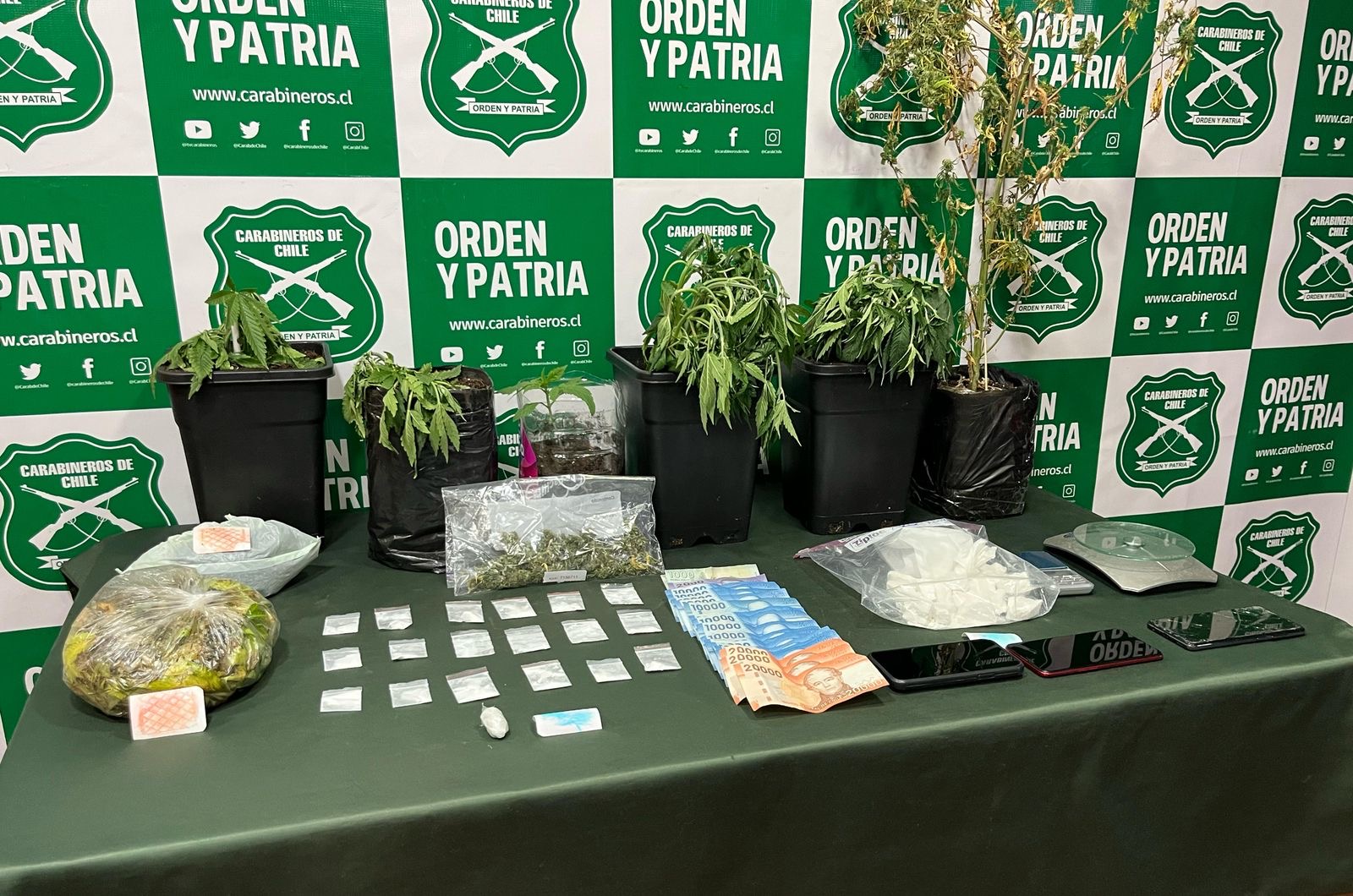 Tres detenidos tras operativo antidrogas en Punta Arenas: Carabineros incauta cocaína, marihuana, dinero y vehículos