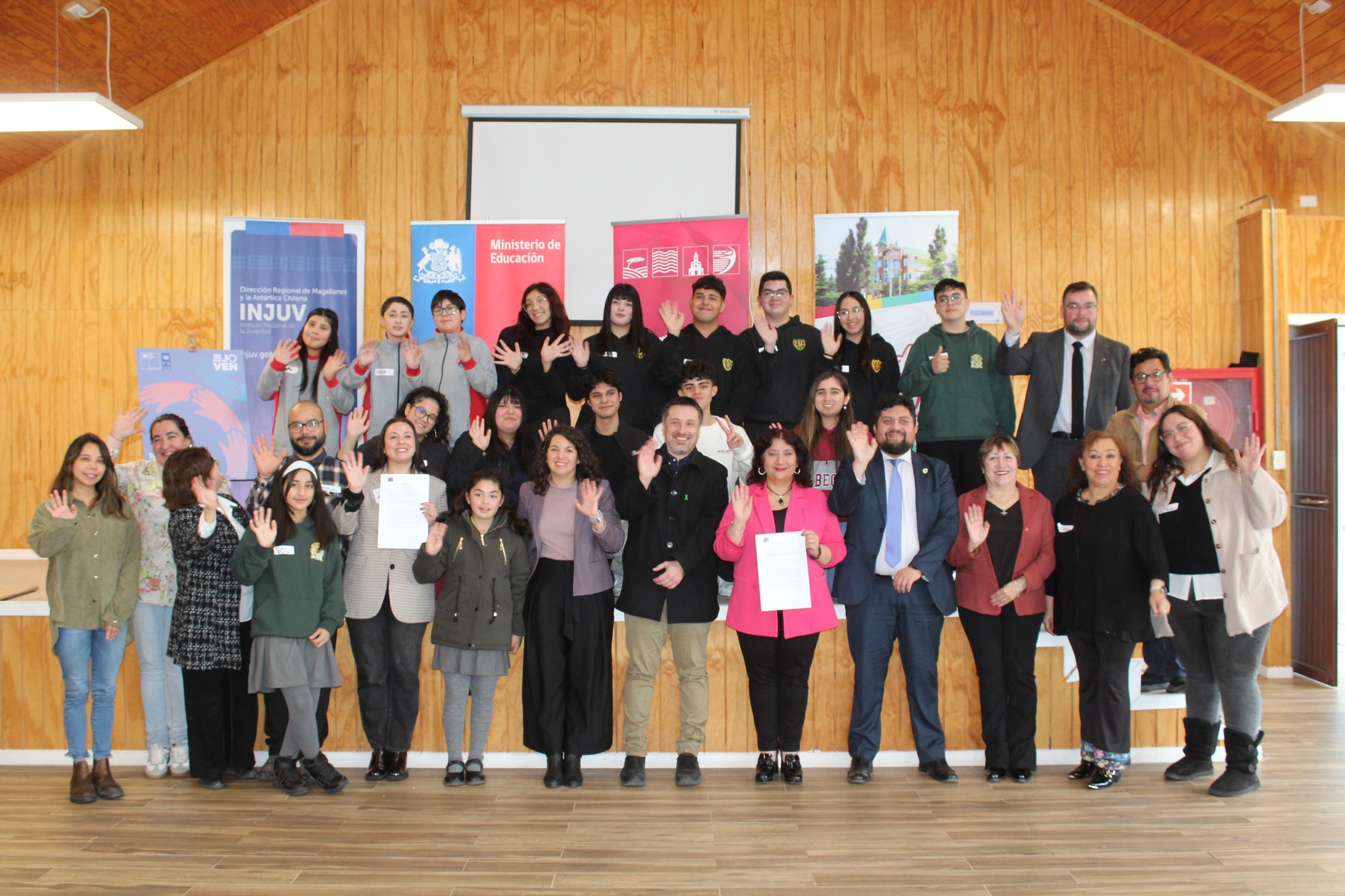 Se efectuó la firma del convenio “Compromiso Joven” que fortalece la participación de adolescentes en Puerto Natales