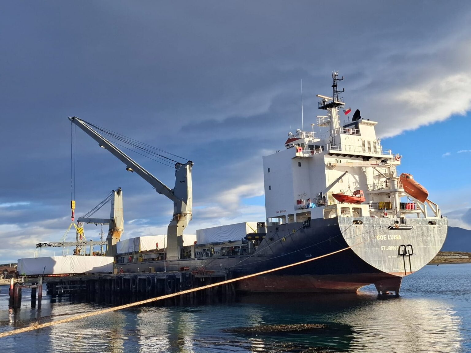 EPAUSTRAL apoya histórica descarga de módulos para ampliación de hotel en Puerto Williams