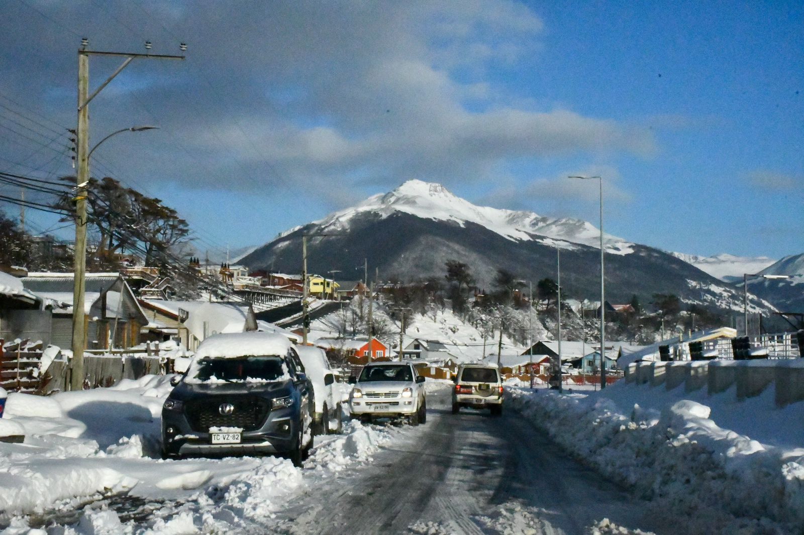 Programa Invierno 2025: Despejan rutas enroladas tras primera nevada del año en Isla Navarino